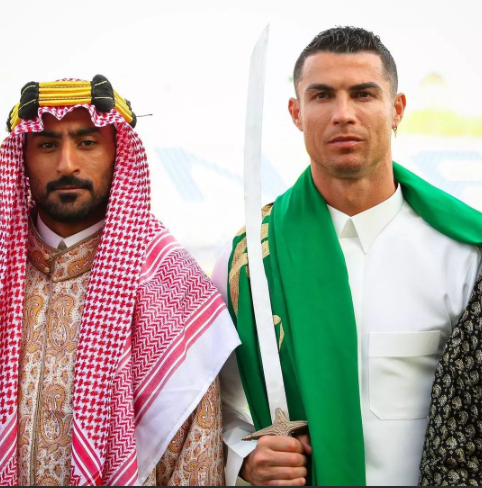 تعثرت المفاوضات لتجديد العقد .. ورونالدو يغيب عن تدريبات النصر السعودي …!!!؟؟ تعثرت المفاوضات لتجديد العقد .. ورونالدو يغيب عن تدريبات النصر السعودي …!!!؟؟